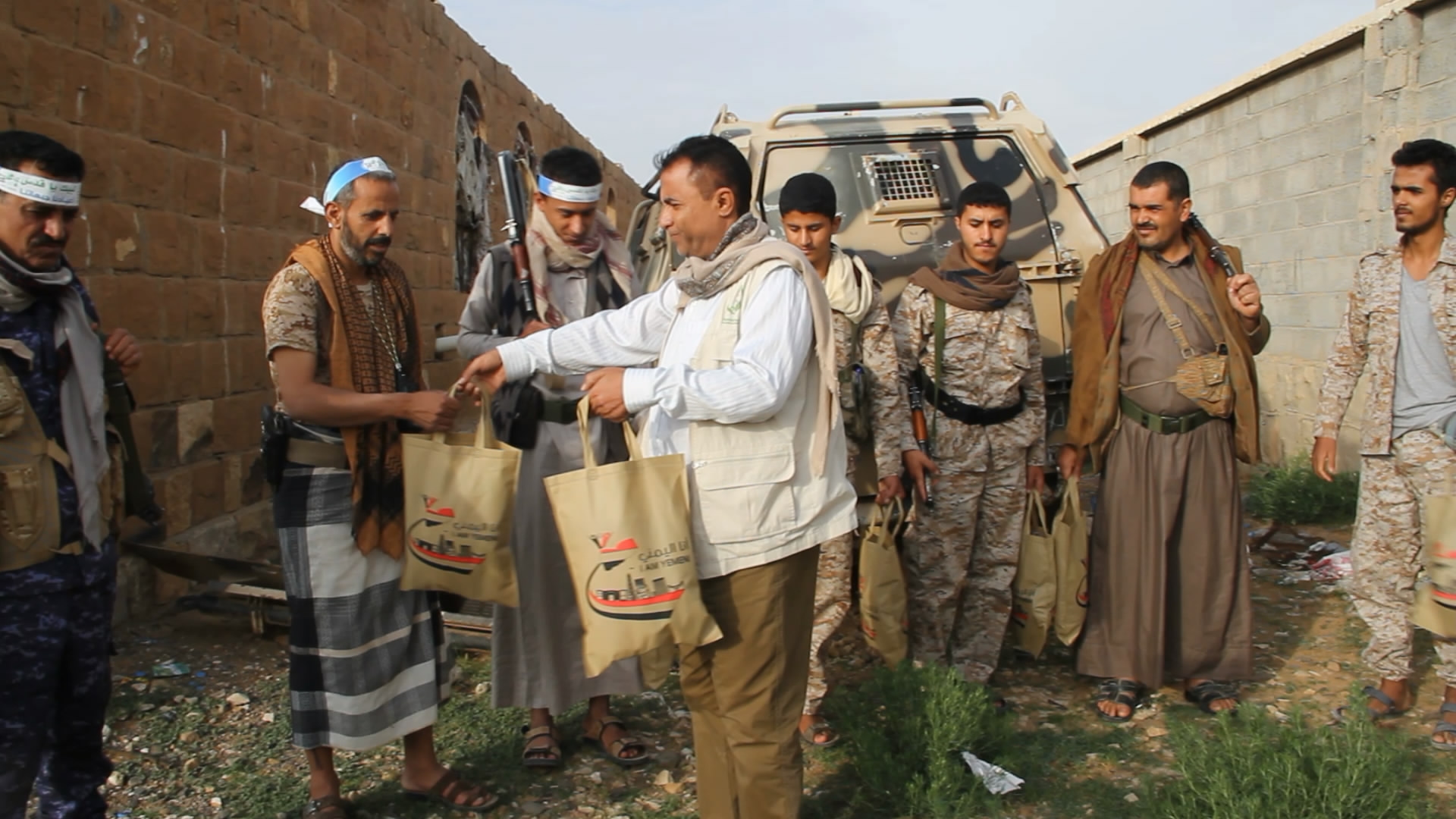 مؤسسة الشعب وقناة اليمن تدشنا توزيع كسوة عيد الفطر للمرابطين
