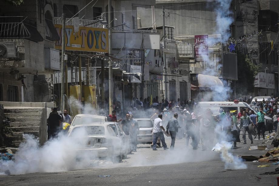 إصابة العشرات بمواجهات مع قوات الاحتلال شمال مدينة القدس المحتلة