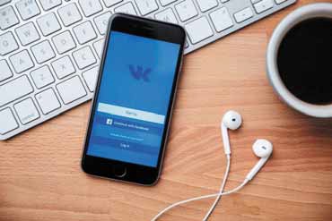 بعد حظر فيسبوك وتويتر في روسيا:المستخدمون الروس يلجأون إلى شبكة “VK” للتواصل الاجتماعي