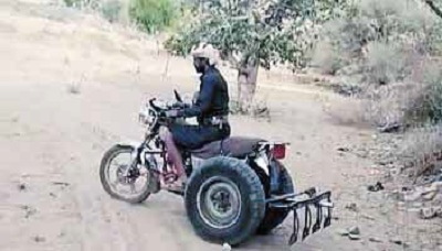 تداعيات العدوان والحصار تدفع مزارعا في مارب لتحويل دراجته النارية إلى حراثة