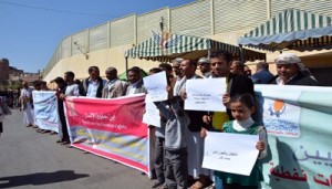 وقفة احتجاجية أمام سفارة روسيا بصنعاء للمطالبة بالتدخل الفوري لوقف العدوان السعودي