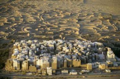 هجوم إرهابي على ثكنات عسكرية بحضرموت و”داعش” يتبنى العملية