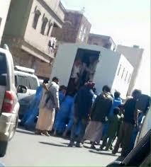 صنعاء.. تعطلت سيارة نقل السجناء فترجلوا لدفعها