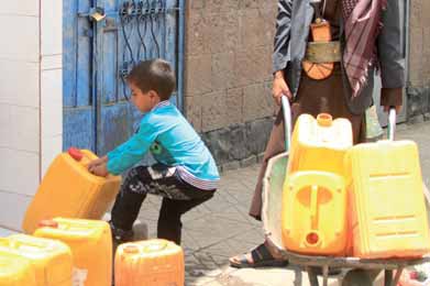 الماء.. همُّ الحياة اليومي لنساء اليمن