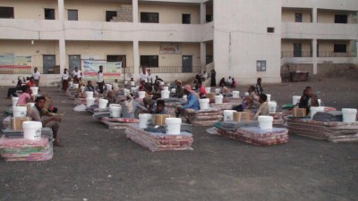 توزيع معونات إيواء طارئة لـ 370 أسرة مهمشة نازحة بتعز