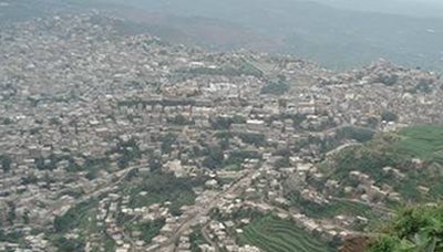 انفجار عبوة ناسفة بالطريق العام بمنطقة المحمول في إب