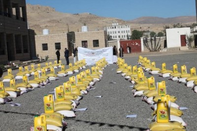 توزيع 500 سلة غذائية للنازحين والمتضررين بعمران
