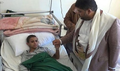 رئيس اللجنة الثورية يزور جرحى العدوان في عدد من مستشفيات العاصمة