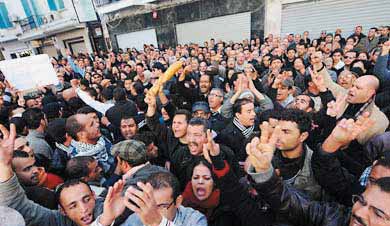 تلويح الغنوشي بالقتال يربك السياسيين في تونس