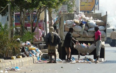 تواصل أعمال النظافة في أحياء مدينة تعز