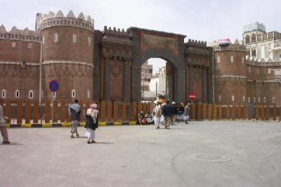 آل الحنبصي يستعيدون ملكية أراضيهم في باب اليمن بعد 40 عاماً من المطالبة