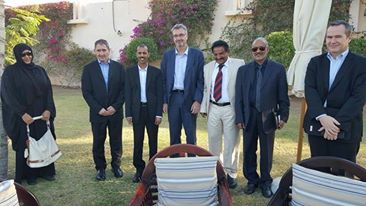 وفد اللجنة الثورية يلتقي في مسقط بالسفير الفرنسي لدى اليمن