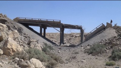 إستمرار معاناة المسافرين في الطريق بين صنعاء ومأرب جراء استهداف العدوان للجسور