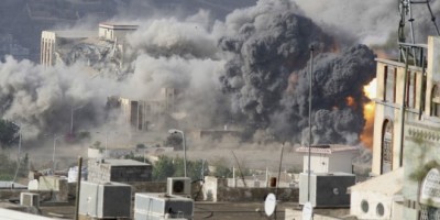 طائرات العدوان السعودي تستهدف بغارتين احياء في مديرية صالة بتعز