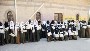 جمعية صنعاء توزع الحقيبة المدرسية على طلاب مدارس الأمانة