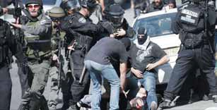 الاحتلال الإسرائيلي يعتقل سبعة فلسطينيين في الضفة بينهم النائب عزام سلهب