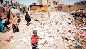 معاناة دفعت المواطنين إلى البحث عن لقمة العيش بين أكوام القمامة