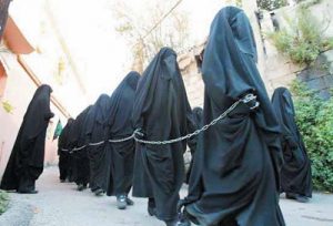 داعش يختطف 130 عائلة سورية أغلبيتهم من النساء في دير الزور