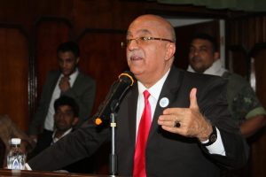 الرهوي يطلع على أعمال المؤتمر الثاني للطب المخبري