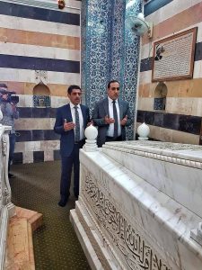 سفير اليمن بدمشق يزور ضريح الشهيد البوطي