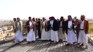 محافظ صعدة يطلع على بناء مدرسة بمديرية سحار بمبادرة مجتمعية