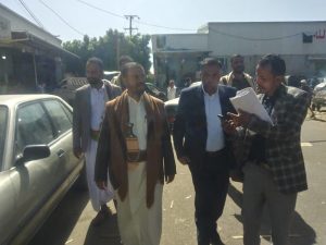 رئيس اللجنة الزراعية العليا يتفقد أداء وانضباط الأسواق الزراعية بأمانة العاصمة
