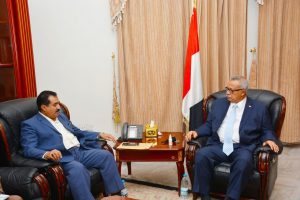رئيس الوزراء يحث شركة الغاز على مضاعفة الجهود للتغلب على التحديات التي فرضها العدوان