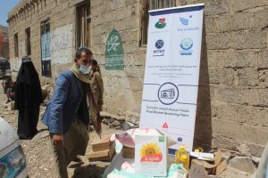 مؤسسة الإكرام تدشن توزيع سلال غذائية في سنحان وبني بهلول