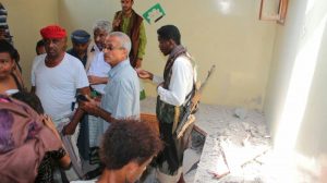قحيم يتفقد آثار قصف مرتزقة العدوان منزلي المواطنين حسن الشرفي وخالد الدبعي بحي غليل في الحديدة