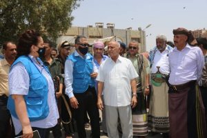 رئيس بعثة الأمم المتحدة بالحديدة يطلع على الأضرار في مجمع اخوان ثابت الغذائي الذي قصفه العدوان