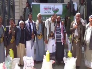 مؤسسة يمن ثبات تدشن توزيع السلال الغذائية على أسر المرابطين في البيضاء