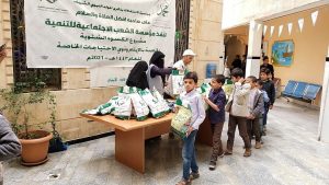 الشعب توزع الكسوة الشتوية لـ 2000 طفل من الإيتام وذوي الاحتياجات الخاصة بالعاصمة صنعاء