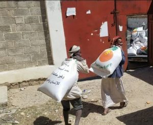 توزيع بذور محصول القمح المحسنة على مزارعي مديرية ذيبين بعمران