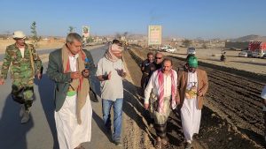 وزير الأشغال ومحافظ صعدة يتفقدان العمل بمشروع توسعة طريق صعدة- الطلح – ضحيان