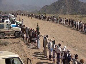 وقفة قبلية مسلحة في بني ساوي بإب تنديدا بالتصعيد العسكري للعدوان