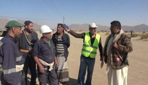 محافظ مأرب يتفقد العمل في إصلاح خطوط الكهرباء بماهلية ورحبة والعبدية