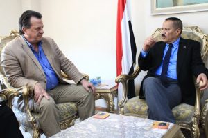 وزير الخارجية يلتقي منسق الأمم المتحدة للشؤون الإنسانية لدى اليمن