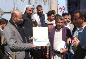 العمدي يدشن توزيع البطاقة التموينية لمادة الغاز بمدينة ذمار
