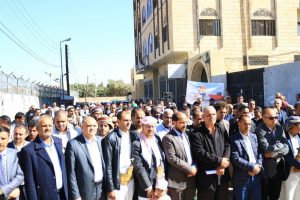 في وقفة احتجاجية..الجهات الخدمية بالأمانة تطالب الأمم المتحدة بسرعة الإفراج عن سفن الوقود