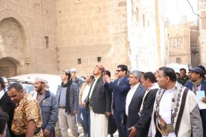 عباد وطاووس والمدير الإقليمي للأمم المتحدة يزورون صنعاء القديمة