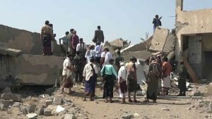 ضابط الإرتباط ونائبة رئيس بعثة الأمم المتحدة لدعم اتفاق الحديدة يطلعان على الدمار بمنازل المواطنين في الدريهمي