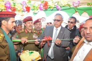 رئيس الوزراء يزور معارض شهداء الجيش والأمن واللجان وأبناء المحافظات الجنوبية