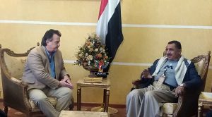 وزير النفط يبحث مع المنسق المقيم للأمم المتحدة في اليمن تداعيات احتجاز العدوان سفن الوقود