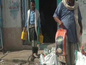 تدشين توزيع سلال غذائية على أسر الشهداء المدنيين ضحايا قصف العدوان في زبيد بالحديدة