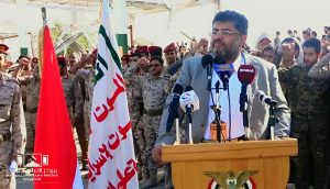 عضو  السياسي الأعلى الحوثي يشهد حفل تخرج دفع “قادمون بجحافل جيشنا” من طلاب الكليات العسكرية