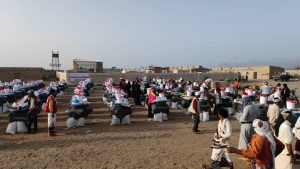 تدشين توزيع 400 سلة غذائية وايوائية ومبالغ مالية لنازحي ومتضرري الجراحي بالحديدة