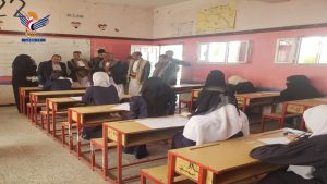 وكيلا وزارة التربية ومحافظة صنعاء يتفقدان اختبارات الثانوية بمدرسة النصر للبنات