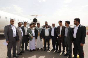 اللجنة العسكرية الوطنية تغادر مطار صنعاء الدولي متجهة إلى عمان