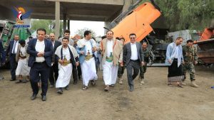 نائب رئيس الوزراء أبو لحوم يطلع على أوضاع الورشة المركزية لمشروع النظافة بالأمانة