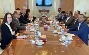 القائم بأعمال رئيس اللجنة الاقتصادية العليا يلتقي المبعوث الأممي في مسقط